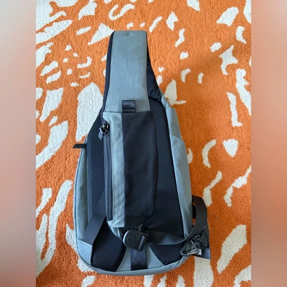 NWT Alpaka Gray Left Shoulder Metro Crossbody - Picture 10 of 12